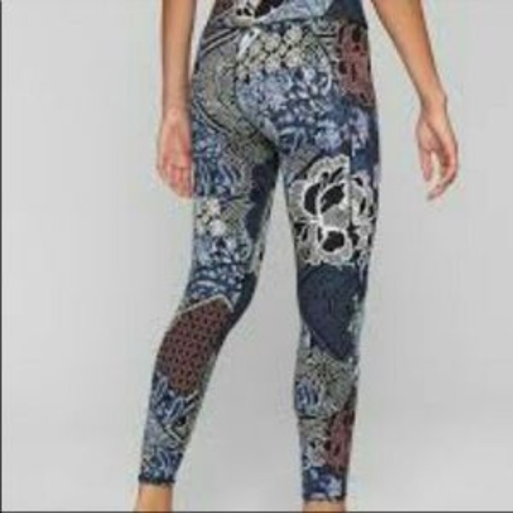 Athleta Leggings Patchwork Salutations 7/8 Yoga Workout Blue/Black Size XS - Picture 3 of 12